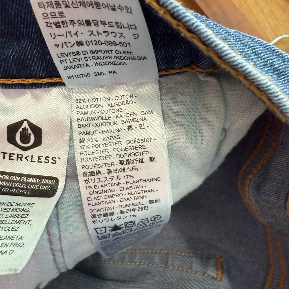 Levis excellent